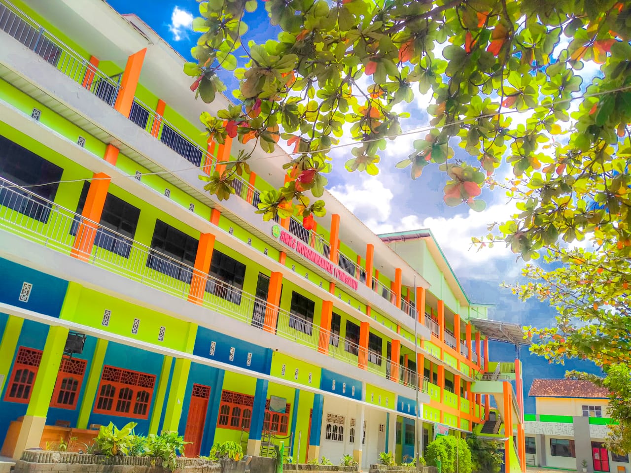 Siswa sedang belajar di laboratorium komputer dengan peralatan modern