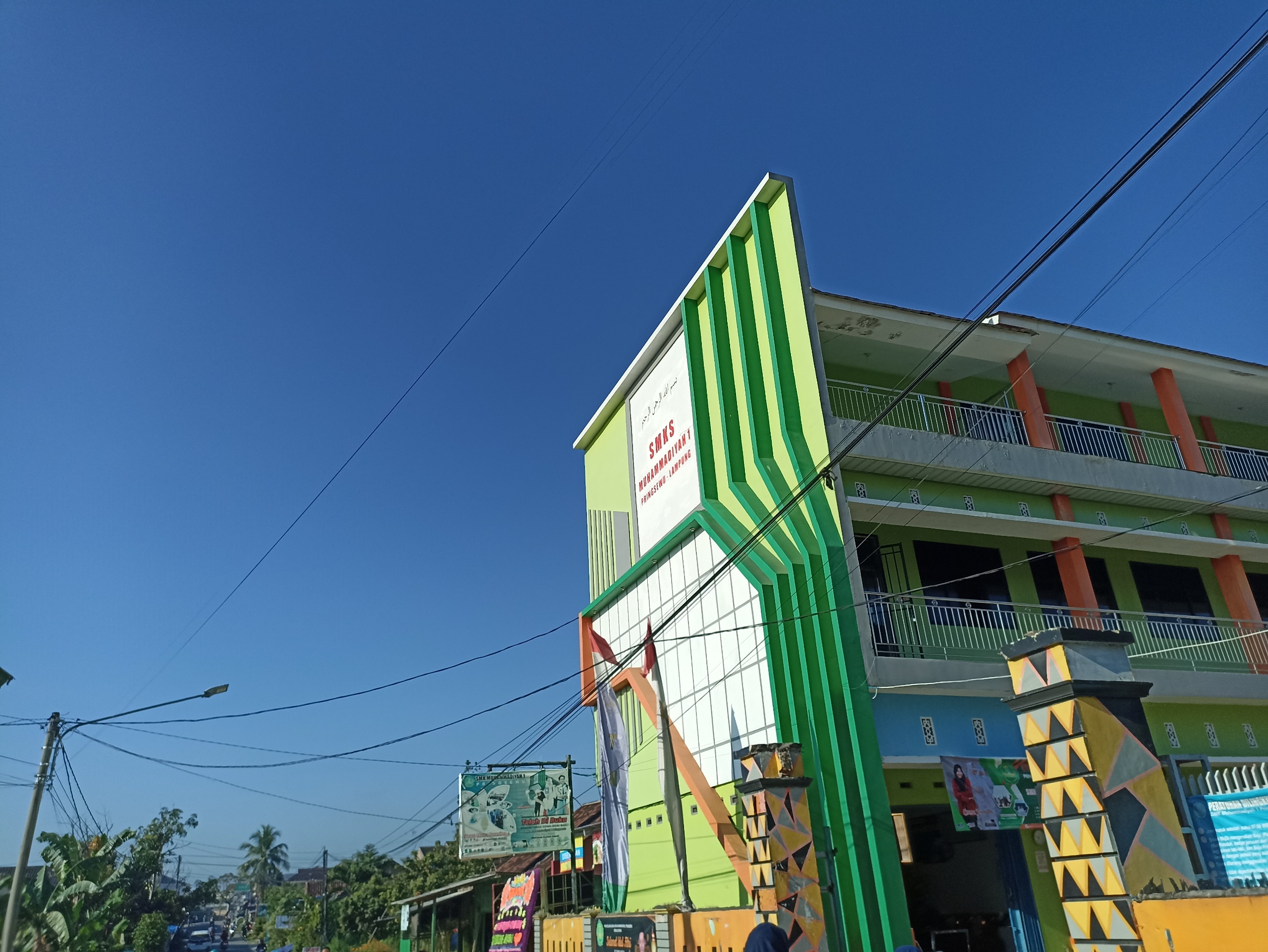 Kegiatan ekstrakurikuler robotika dengan siswa sedang merakit robot